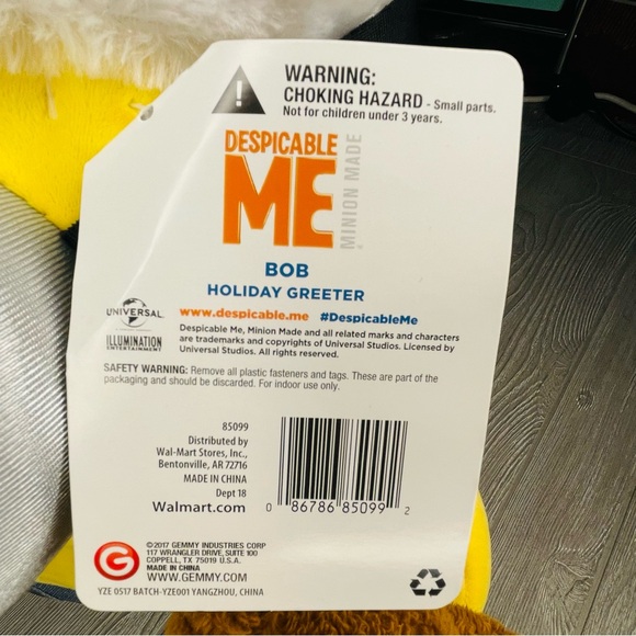 Despicable Me minion with wreath 18 in. Christmas door greeter bob decoration - Picture 4 of 7